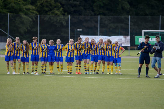 Eskilsminnes spelare uppställda i mittcirkeln