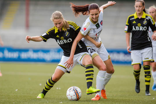 AIKs Madeleine Rohr i närkamp om bollen med FC Rosengårds