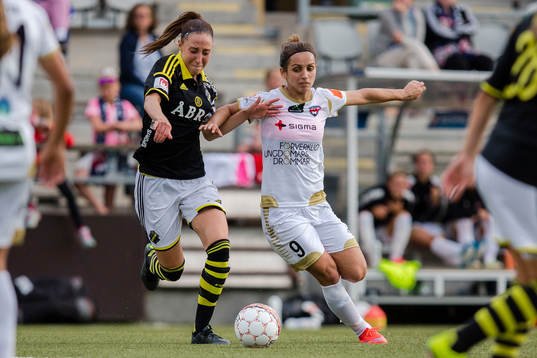 AIKs Petra Andersson och FC Rosengårds Natasa Andonova i