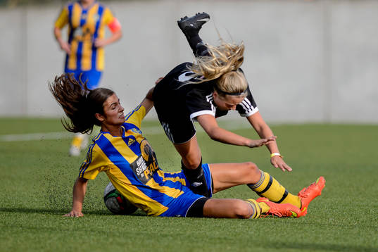 Eskilsminnes Tijana Nikolic fäller Bergdalens Moa Claesson