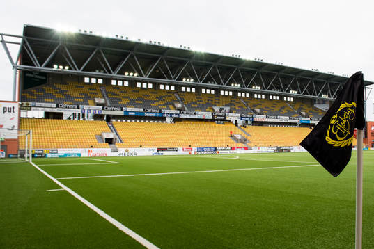 Hörnflagga med Elfsborgs klubbmärke innan en