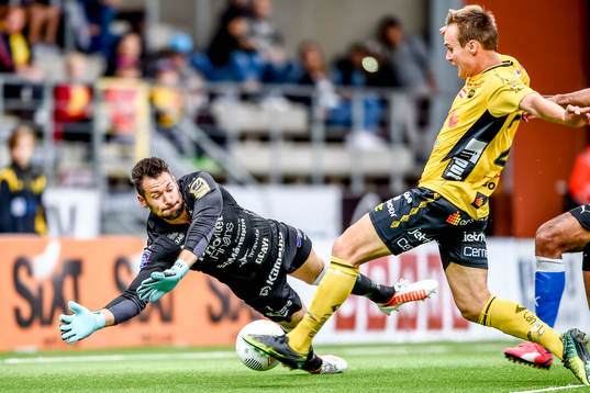 Elfsborgs Viktor Prodell gör 1-0 bakom Örebros målvakt