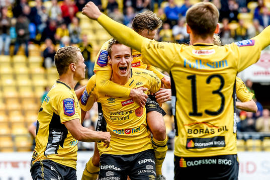 Elfsborgs Viktor Prodell firar med lagkamraterna