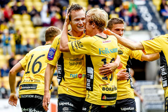 Elfsborgs Viktor Prodell firar med lagkamraterna