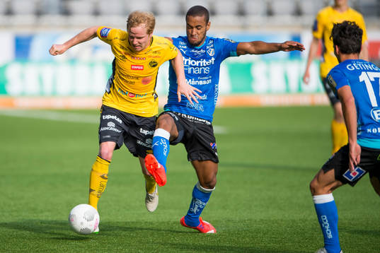 Elfsborgs Simon Lundevall och Halmstads Junes Barny i kamp