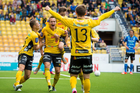 Elfsborgs Viktor Prodell kramas om av Viktor Claesson och