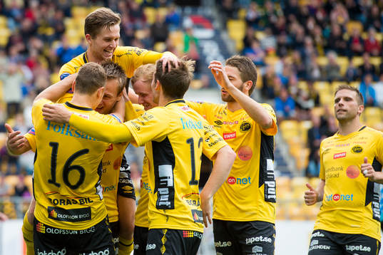 Elfsborgs Viktor Prodell (skymd i bild) kramas om