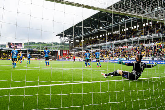 Halmstads målvakt Stojan Lukic (rygg mot kameran) slår ut