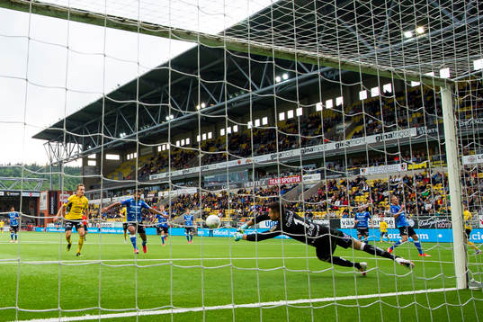 Halmstads målvakt Stojan Lukic räddar skott