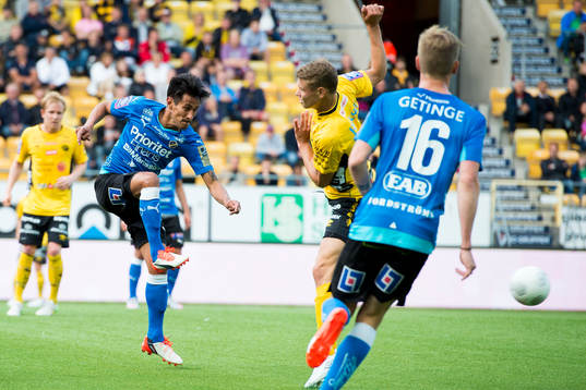 Halmstads Antonio Rojas skjuter bollen förbi Elfsborgs