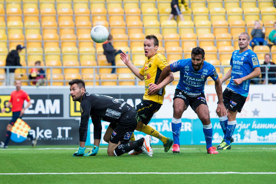 Elfsborgs Viktor Prodell ser bollen gå utanför
