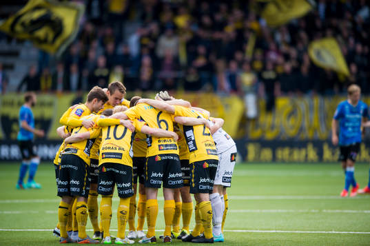 Elfsborgs spelare i klunga innan en fotbollsmatch i