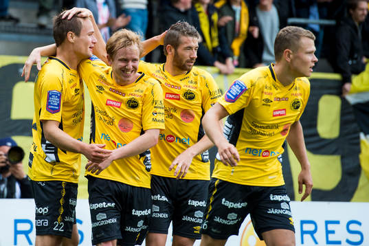 Elfsborgs Viktor Prodell klappas om av Simon Lundevall,