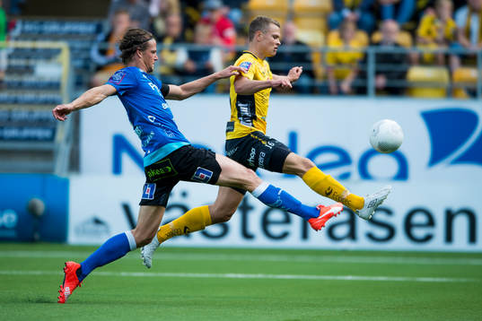 Elfsborgs Viktor Claesson och Halmstads Fredrik Liverstam