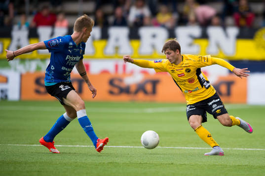 Elfsborgs Arber Zeneli tar sig förbi Halmstads Eric Smith