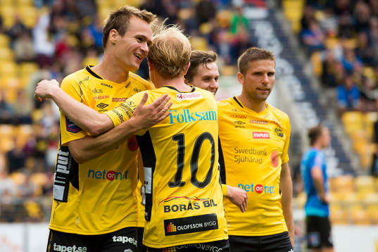 Elfsborgs Viktor Prodell klappas om av Simon Lundevall