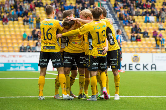 Elfsborgs Viktor Prodell (mitt i bild) klappas om