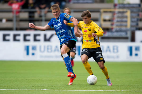 Elfsborgs Arber Zeneli och Halmstads Eric Smith