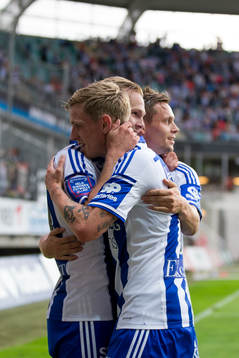 IFK Göteborgs Gustav Engvall blir omkramad av Sören Rieks