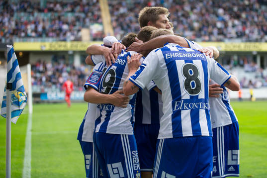 IFK Göteborgs Gustav Engvall blir omkramad