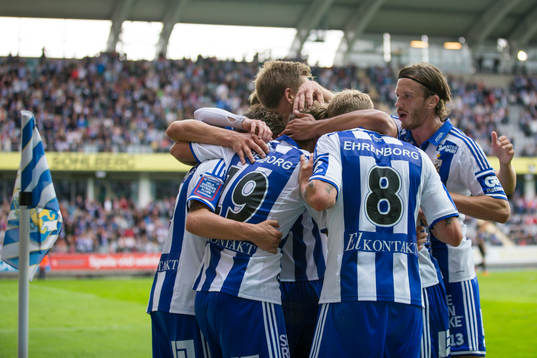 IFK Göteborgs Gustav Engvall blir omkramad