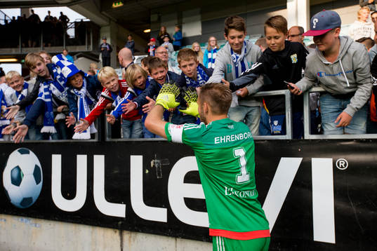 IFK Göteborgs målvakt John Alvbåge jublar ihop med Young