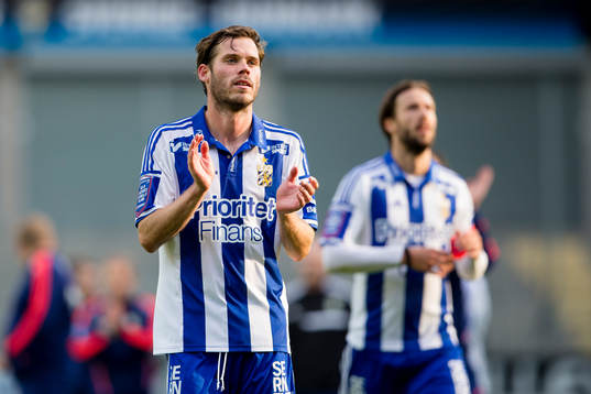 IFK Göteborgs Emil Salomonsson tackar klacken