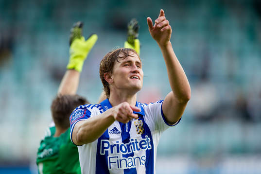 IFK Göteborgs Thomas Rogne dansar och jublar framför