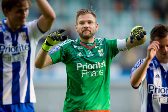 IFK Göteborgs målvakt John Alvbåge dansar och jublar
