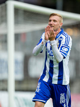 IFK Göteborgs Sebastian Eriksson applåderar publiken vid
