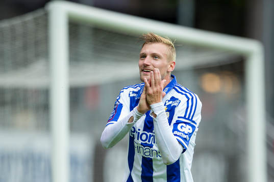 IFK Göteborgs Sebastian Eriksson applåderar publiken vid