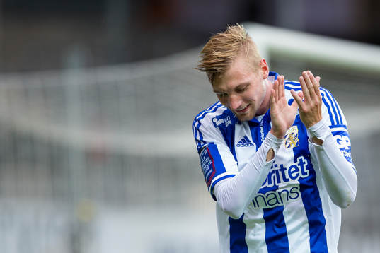IFK Göteborgs Sebastian Eriksson applåderar publiken vid