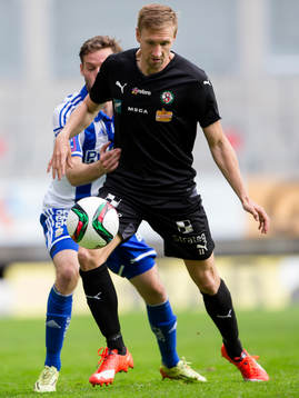 IFK Göteborgs Emil Salomonsson bakom Örebros Marcus Pode