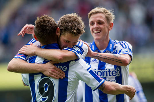 IFK Göteborgs Jakob Ankersen omfamnar Emil Salomonsson