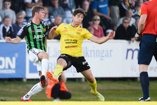 GAIS Arnar Bragi Bergsson och Mjällbys Lukas Grill