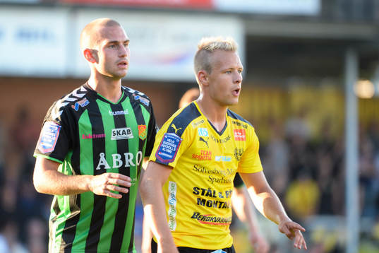 GAIS Sebastian Starke Hedlund och Mjällbys Joel Wedenell
