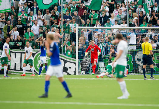 Hammarbys målvakt Ögmundur Kristinsson manar på sina