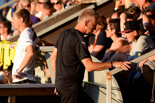 Mjällbys tränare Hans Larsson blir uppvisad på läktaren