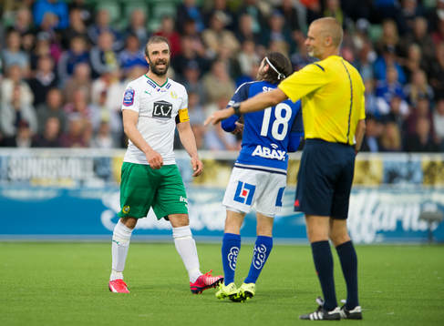 Hammarbys Kennedy Bakircioglu diskuterar med domaren