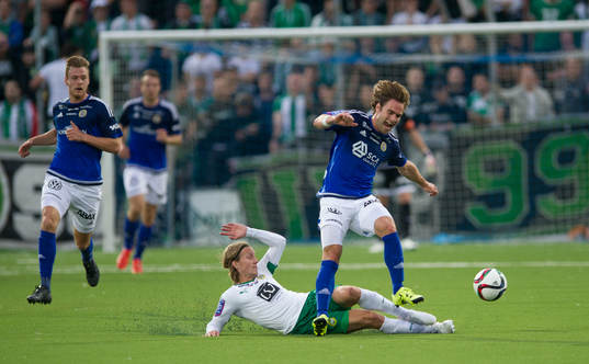 Hammarbys Oliver Silverholt tacklar Sundsvalls Simon Helg