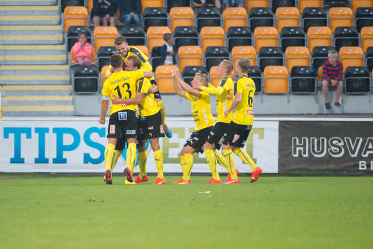 Mjällbys Jesper Gustafsson har gjort 1-0 och jublar