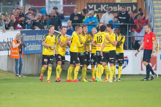 Mjällbys Jesper Gustafsson har gjort 1-0 och jublar