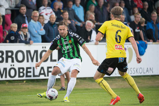 GAIS Danny Ervik med bollen