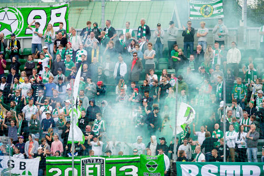 Hammarbys supportrarna tänder bengal eld