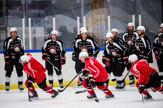 Ishockeylaget Malmö Redhawks första träning på is för