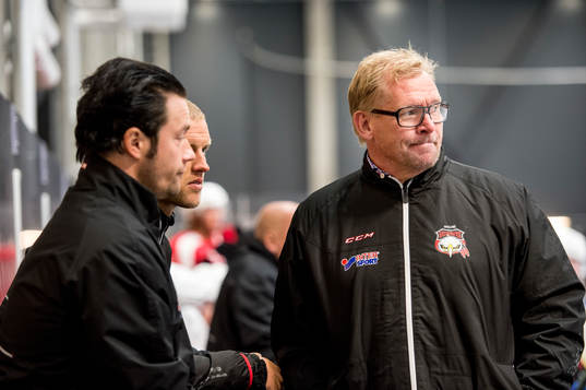 Sportchefen Patrik Sylvegård till höger med osteopaten