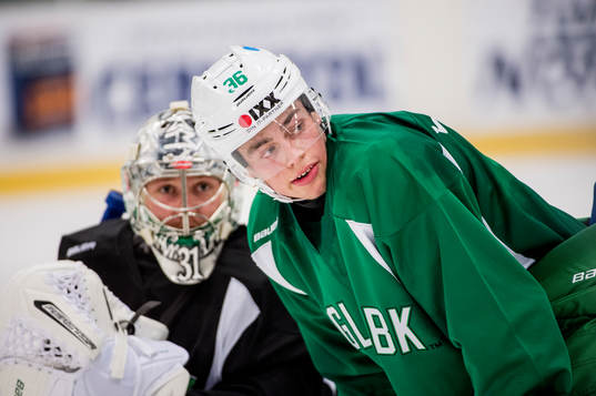 Målvakten Oscar Dansk och Filip Karlsson
