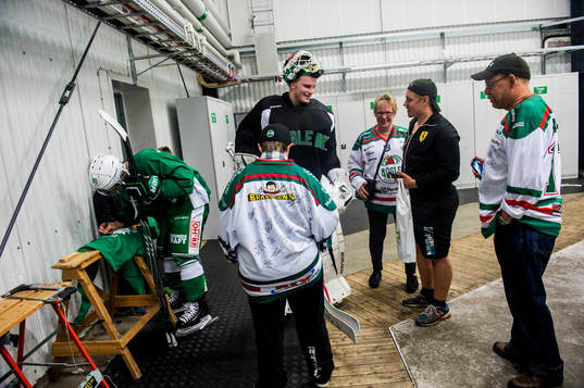 Fansen med Kelsey Tessier och målvakten Oscar Dansk