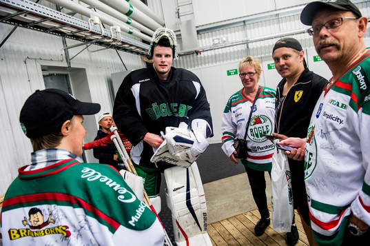 Fansen med målvakten Oscar Dansk