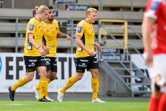 Elfsborgs Viktor Götesson (v) jublar ihop med Arjan